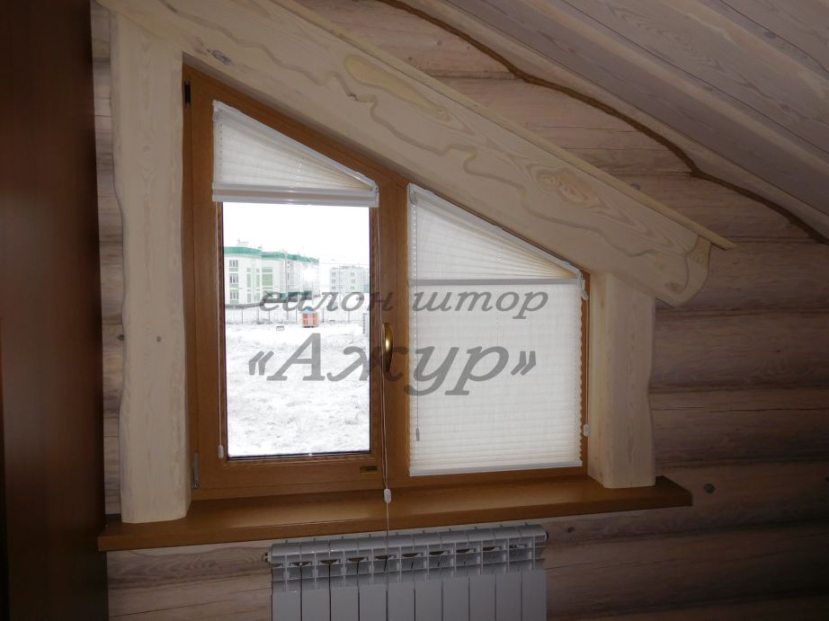 косые окна в деревянном доме