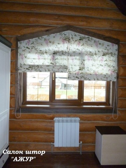 Римские шторы в спальне деревянного дома