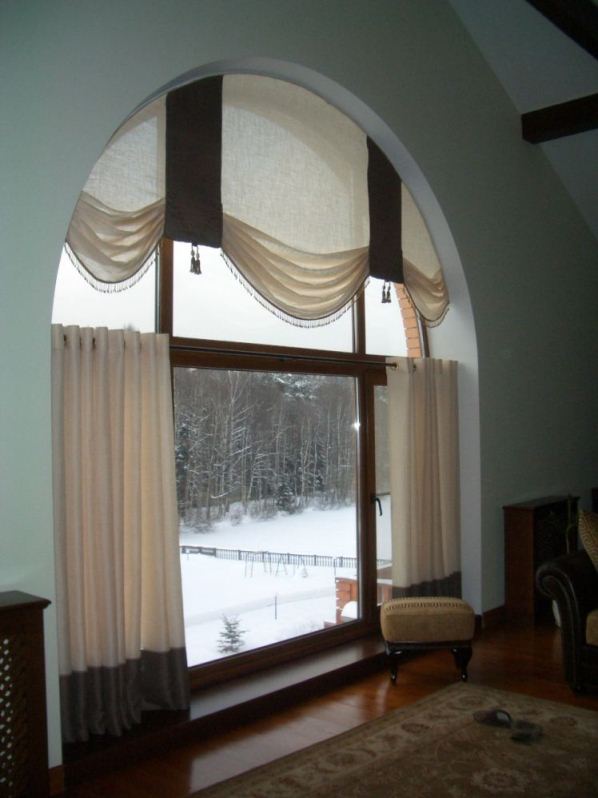 Комбинированное оформление арочного окна - прямой карниз для портьер и изогнутый профиль для австрийской шторы