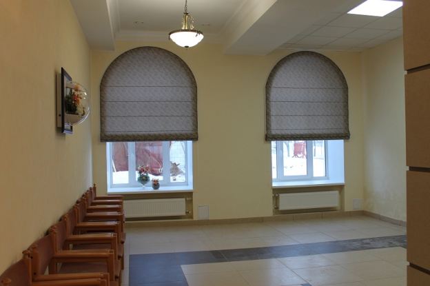 Римские шторы на арочное окно