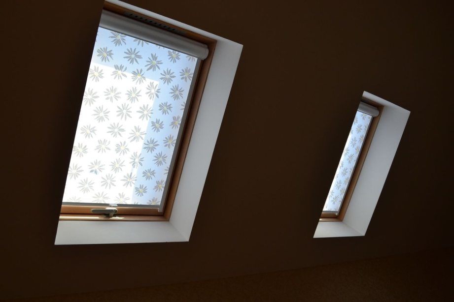 Рулонные шторы на мансардное окно под углом