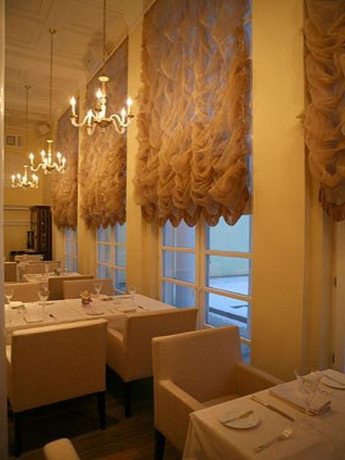 Французские шторы в ресторане