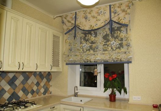 Подъемные шторы на кухню в стиле прованс из тканей компаньонов