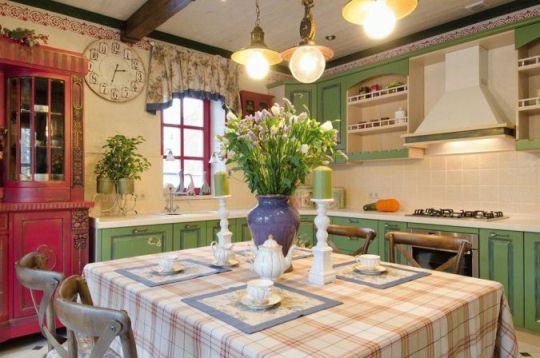 Кухня в стиле прованс - салфетки, скатерть и ламбрекен из тканей компаньонов