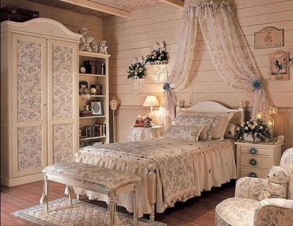 Текстиль в стиле прованс для спальни - покрывало, подушки, балдахин и шторки в шкаф